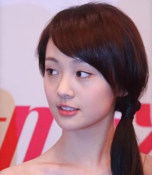 郑爽10年前旧照被扒,失去美颜和滤镜,不愧是"国民初恋"