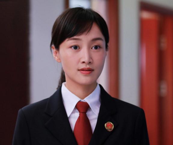 她24岁主持春晚,老公为她净身出户,被骂小三上位,今成人生赢家