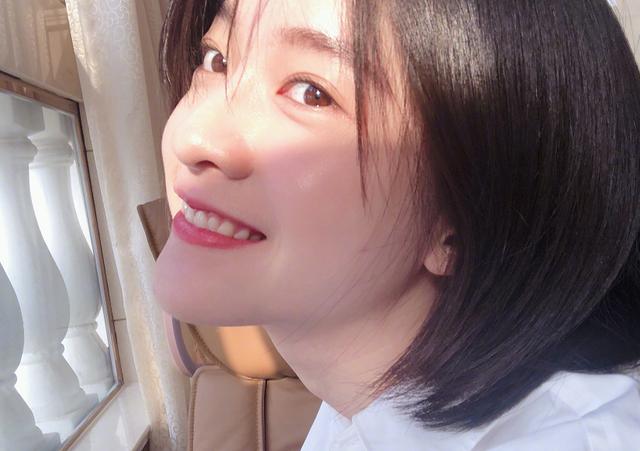 张雪迎穿白衬衫留着短发,露出迷人笑容,阳光向上自信魅力尽显!