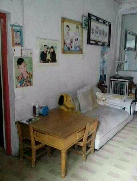 客厅右边从客厅看外面卧室,装修也很简陋