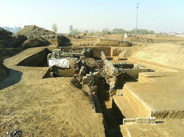 古墓中惊现15岁少女,发现时盘腿而坐面容栩栩如生,被冰冻500年