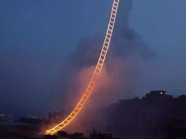 我国最长的天梯烟花,只在空中停留60秒,却研发了21年遭吐槽!