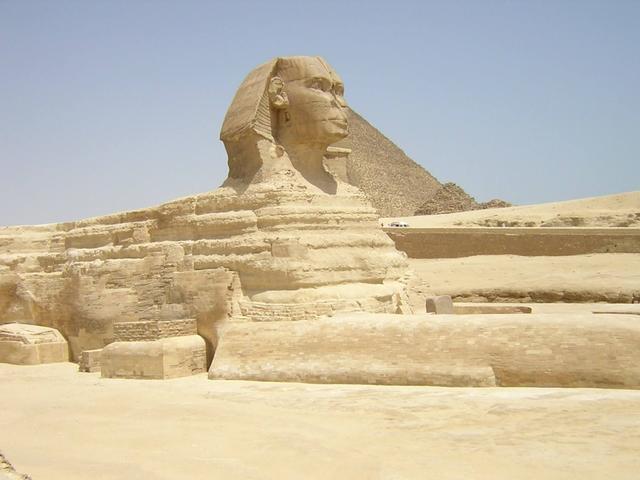 埃及狮身人面像的头身比例不对,根据推测,原雕像应是狮子头