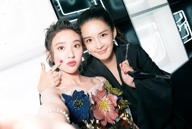 都在说李沁不该挽着张若昀的手有谁注意唐艺昕的反应