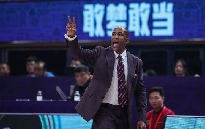 马布里又惹争议!直播间明赞孙悦暗讽首钢,球衣退役恐成笑谈