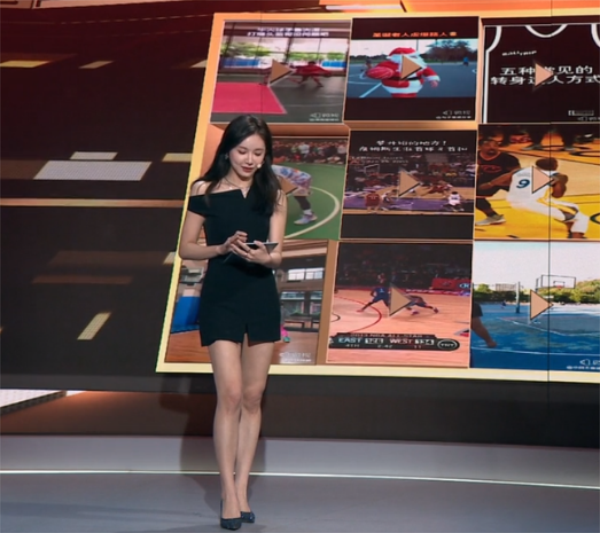 nba美娜穿短裙解说秀长美腿引热议球迷短裙开叉处选的好