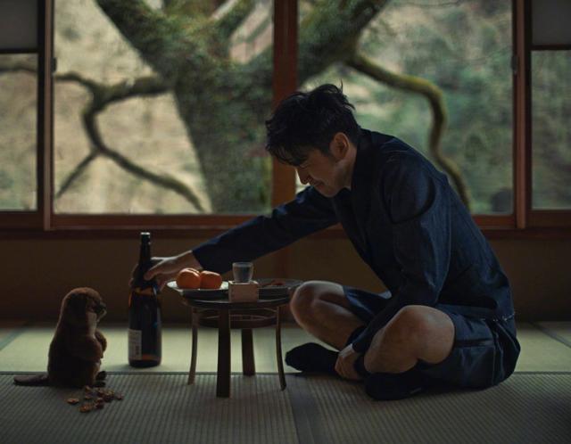 雷佳音写真照太搞笑穿卫衣配印花风衣出镜头戴粉色发箍好违和