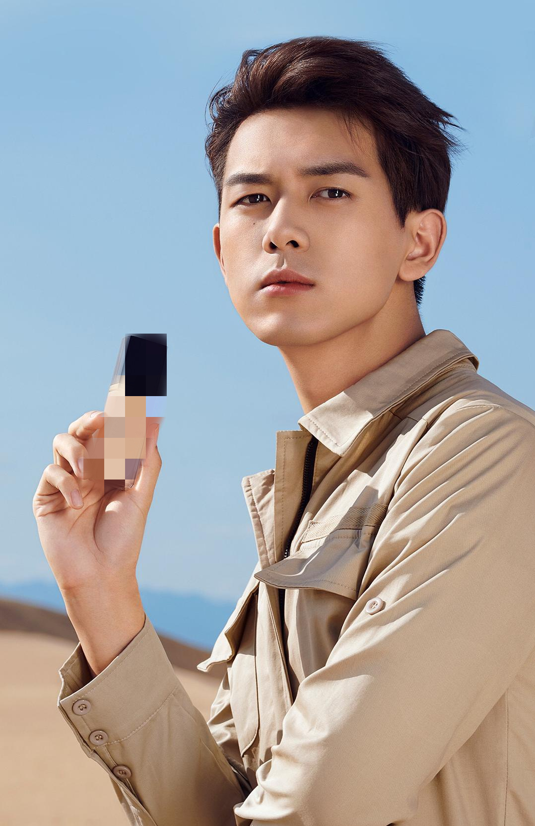 2019年9月份,李现官宣了雅诗兰黛亚太区护肤及彩妆代言人,野兽派代言