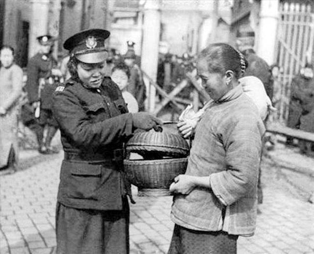 话说中国最早的女警察是1929年上海警察局招收的一批女检察员.