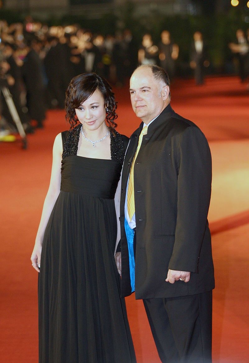 邬君梅和美籍丈夫走红毯一身小黑裙表情娇羞烫卷发妩媚迷人