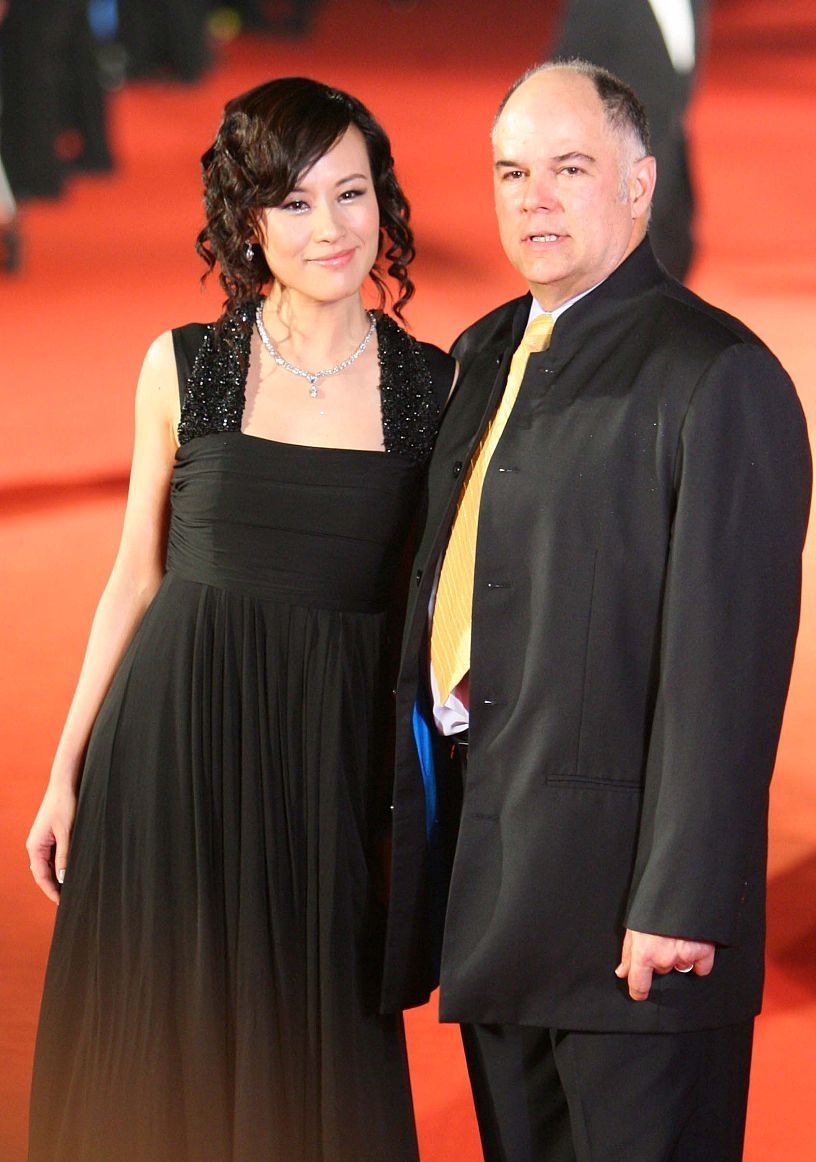 邬君梅和美籍丈夫走红毯一身小黑裙表情娇羞烫卷发妩媚迷人