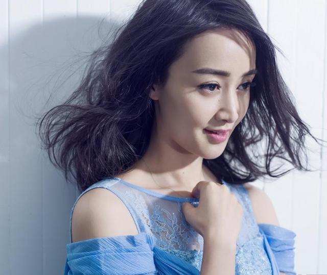 她24岁主持春晚,老公为她净身出户,被骂小三上位,今成人生赢家