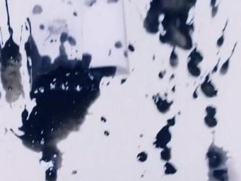男孩打翻了墨汁,本以为毁了一张纸,用纸擦后网友不淡定|墨汁|男孩|美术生_新浪新闻