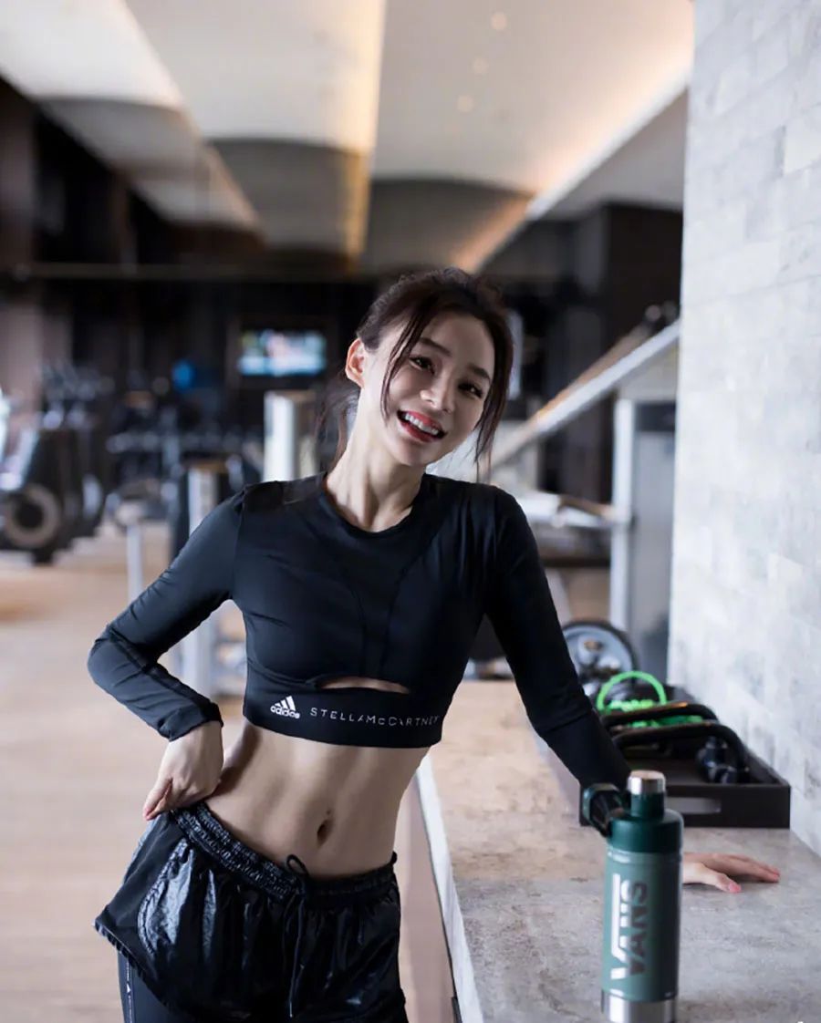 李若彤的马甲线才是极品,袁姗姗只能往后靠一靠,都是狠人