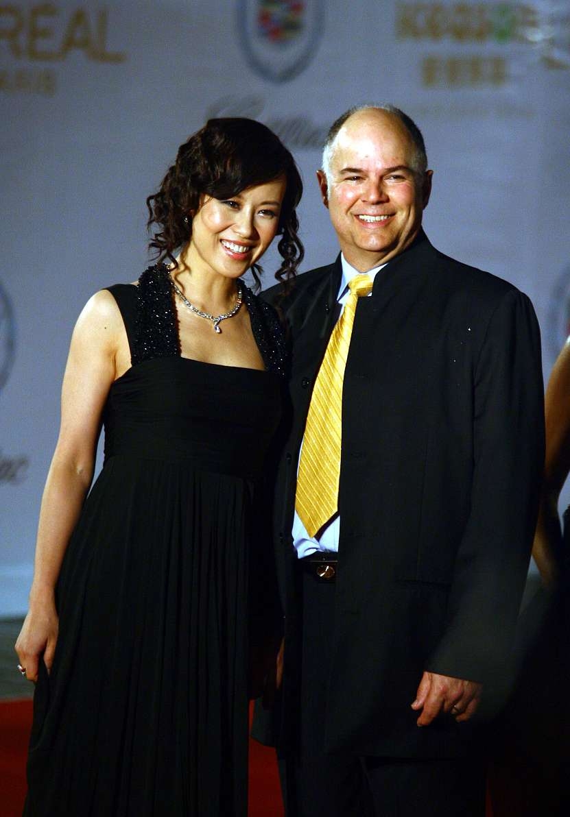 难得和老公一起走红毯的邬君梅,又选择了一袭低调小黑裙,甚至连唇色都