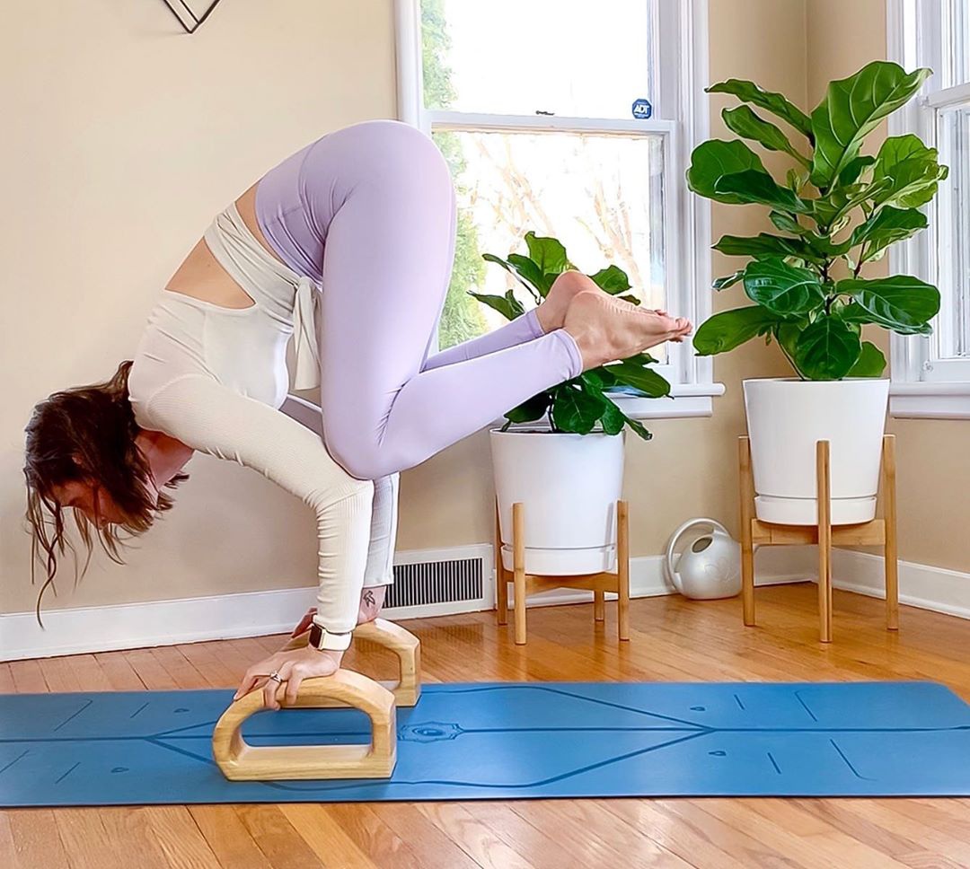 38岁全智贤拍写真,穿背心搭瑜伽裤身材曼妙迷人,气质太高级了