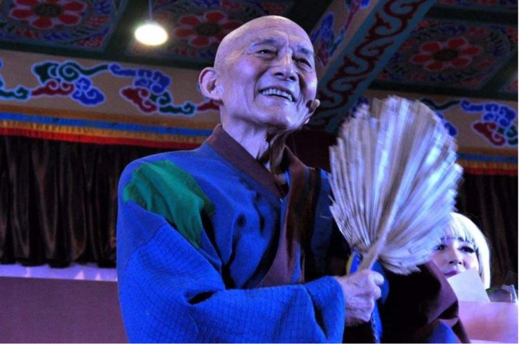 德艺双馨的"济公",妻子患癌女儿辍学,87岁为艺术倾尽家产