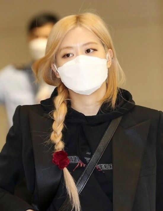 而另外还有就是朴彩英的这一款低马尾造型了,虽然也是单马尾的麻花 