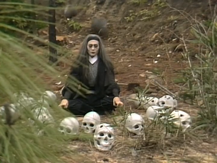 梅超风用活人练功,十分阴毒,所以每每伴随她出场的当然也会有许多的