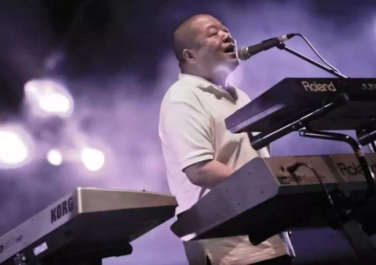 据有关好友报道,歌手臧天朔是在2018年9月28日凌晨时在北京中国人民