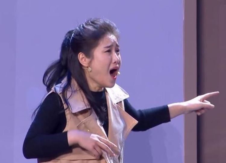 欢乐喜剧人纷纷请嘉宾助阵,助演遇上最能聊天的主演,这下尴尬了