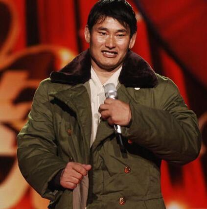 "大衣哥"朱子文家大门被踹开,踹门者竟扬言:他不敢怎么样