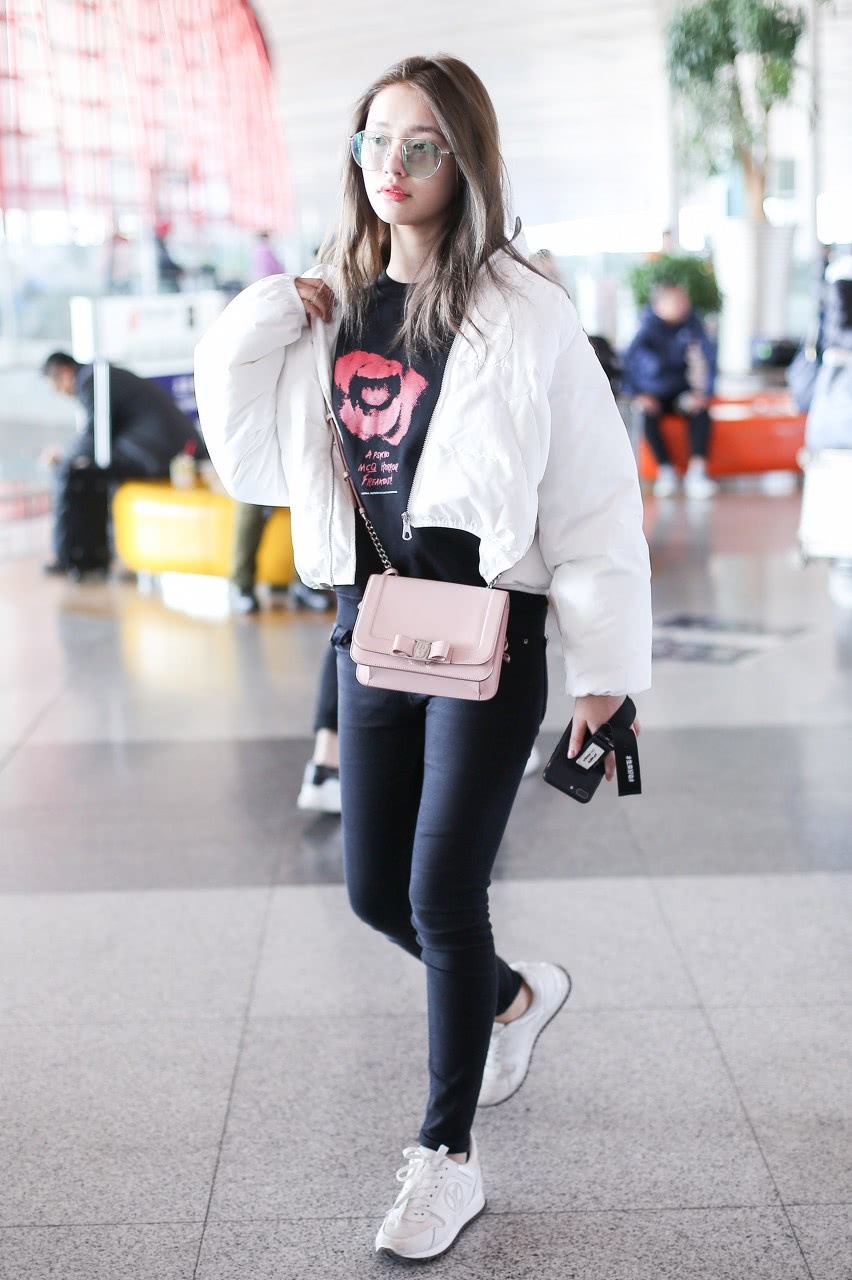 林允的"酒杯腿"越来越受欢迎,不管穿什么裤子,都看着很舒服!