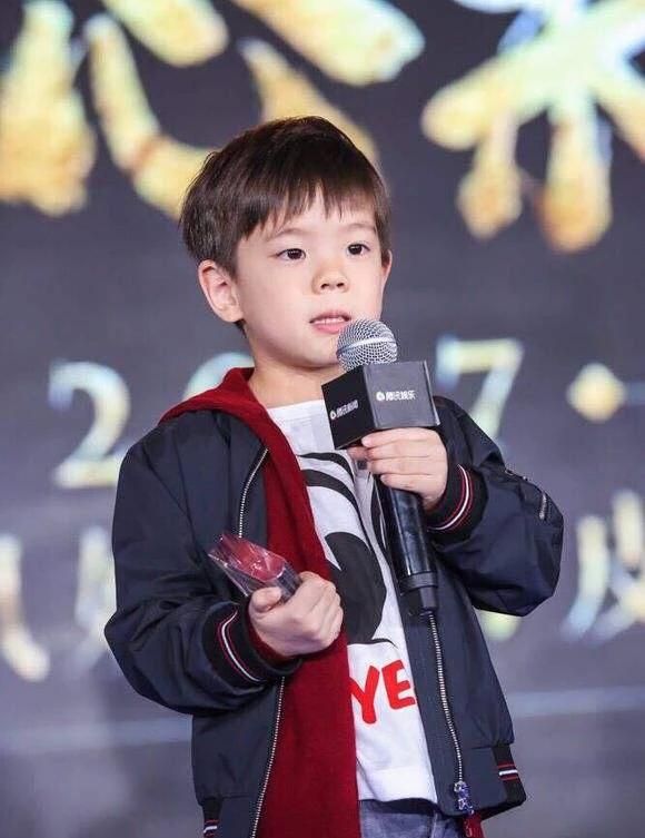 小时候的杜宇麒呆萌可爱,长大后的他变身浓眉大眼公子哥!