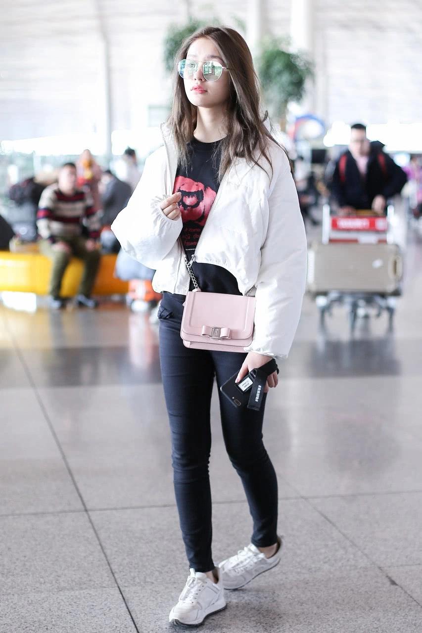 林允的"酒杯腿"越来越受欢迎,不管穿什么裤子,都看着很舒服!