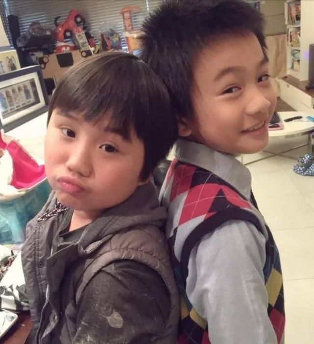 悲惨的小小彬:5岁爆红却被亲妈抛弃,没学上还挣钱养父亲和后妈