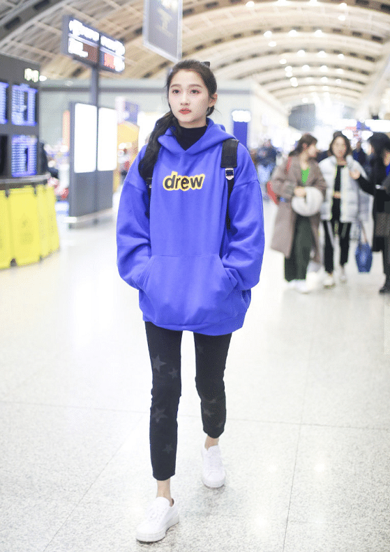 关晓彤也太会穿了!粉色卫衣搭小粉帽,紧身破洞裤都穿不满