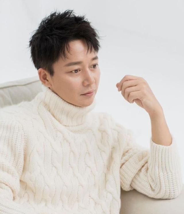 这位明星27岁结婚,49岁的时候和孩子同台演出,如今儿女双全