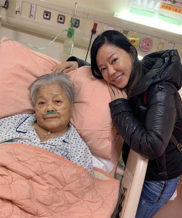 57岁女星自曝脑中风母亲已经病危,去年弟弟才因肝癌离世