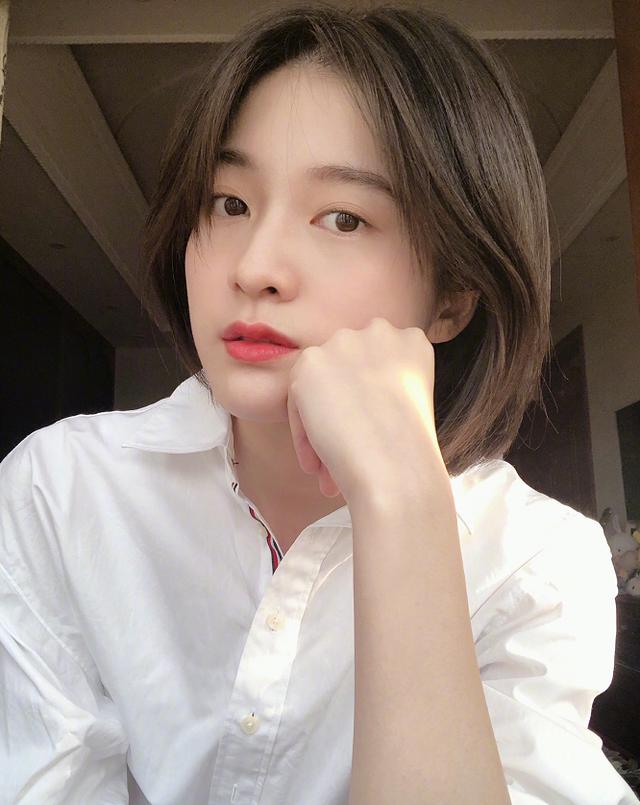 张雪迎穿白衬衫留着短发,露出迷人笑容,阳光向上自信魅力尽显!