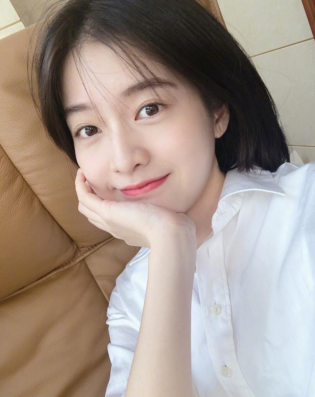 张雪迎穿白衬衫留着短发,露出迷人笑容,阳光向上自信魅力尽显!