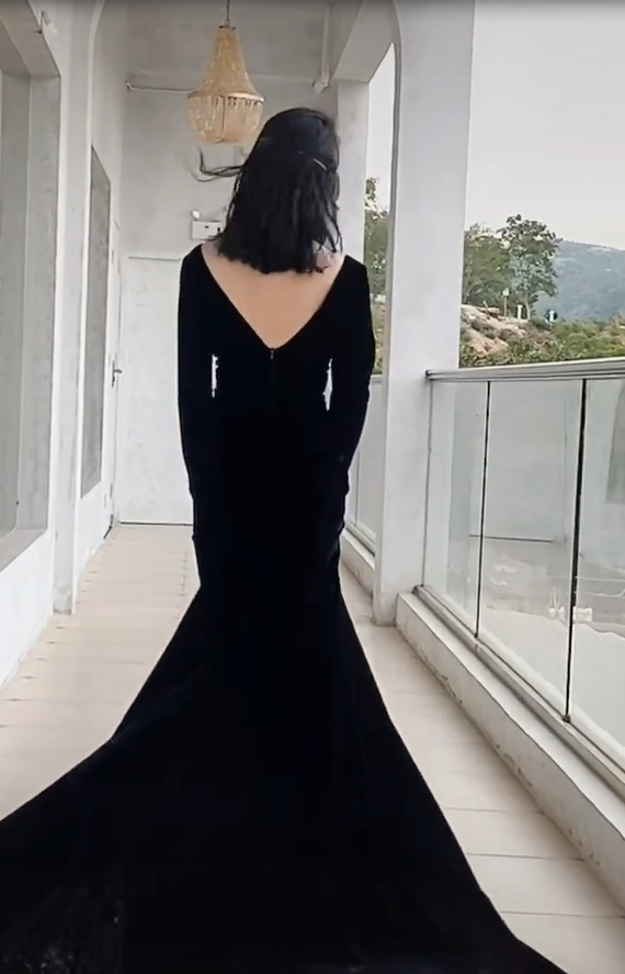 柳岩穿黑色露背拖尾礼服秀婀娜身姿,自侃保洁走廊,回眸笑太迷人