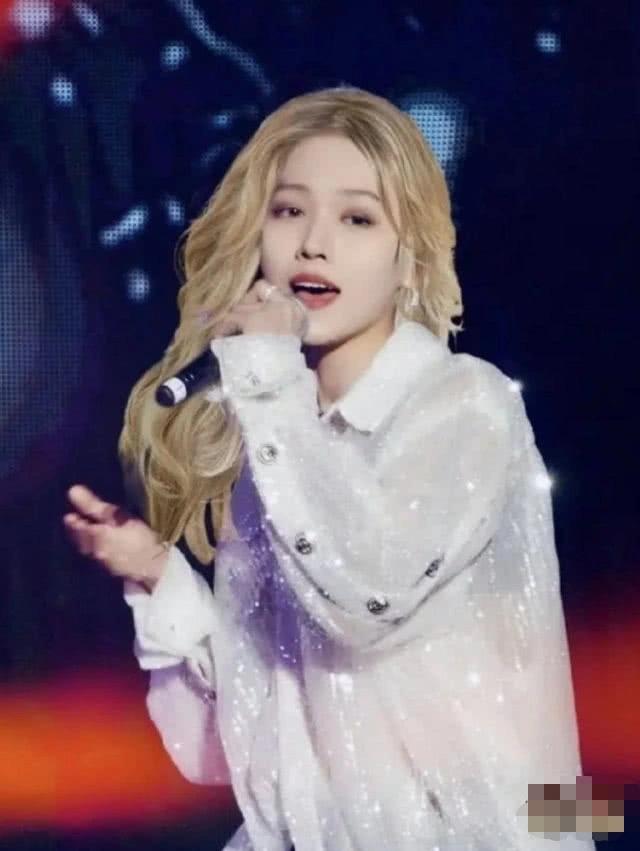 刘雨昕为何一直都是短发?当看到她早期的长发照,我好像明白什么