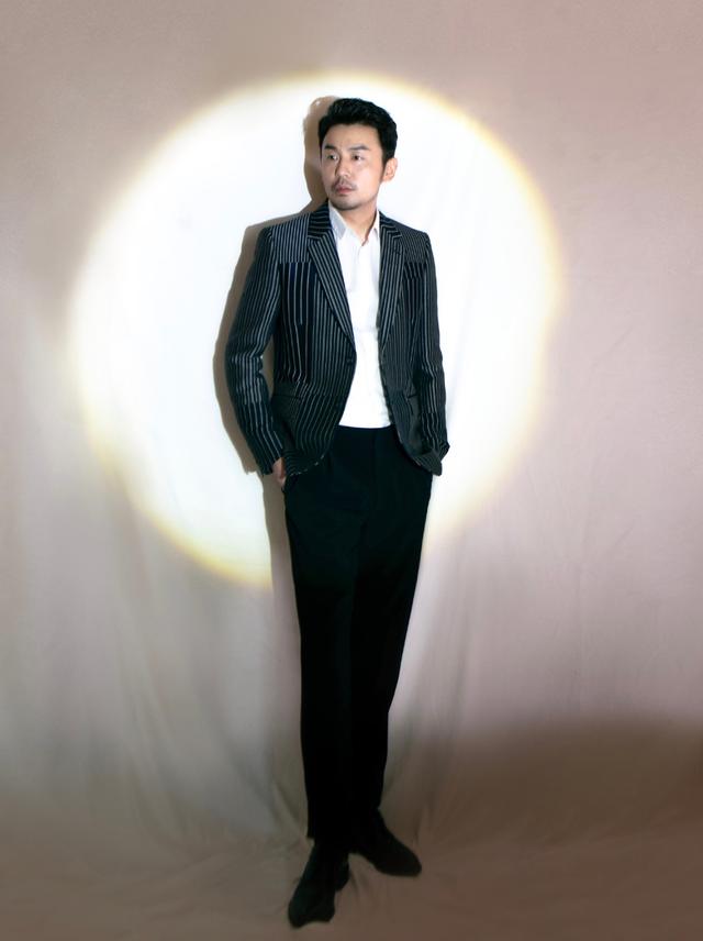 雷佳音写真照太搞笑穿卫衣配印花风衣出镜头戴粉色发箍好违和