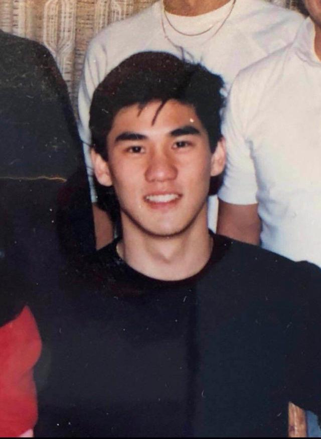吴大维年轻的时候是十分帅气迷人的,早年他的形象气质丝毫不输给现在