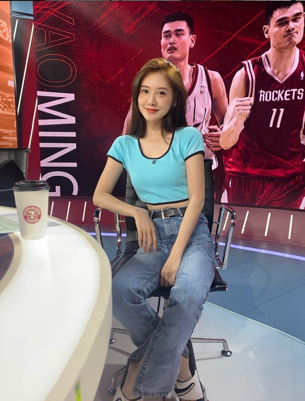 nba主播美娜离开富二代后,打扮更开放更性感,网友:有接盘侠了