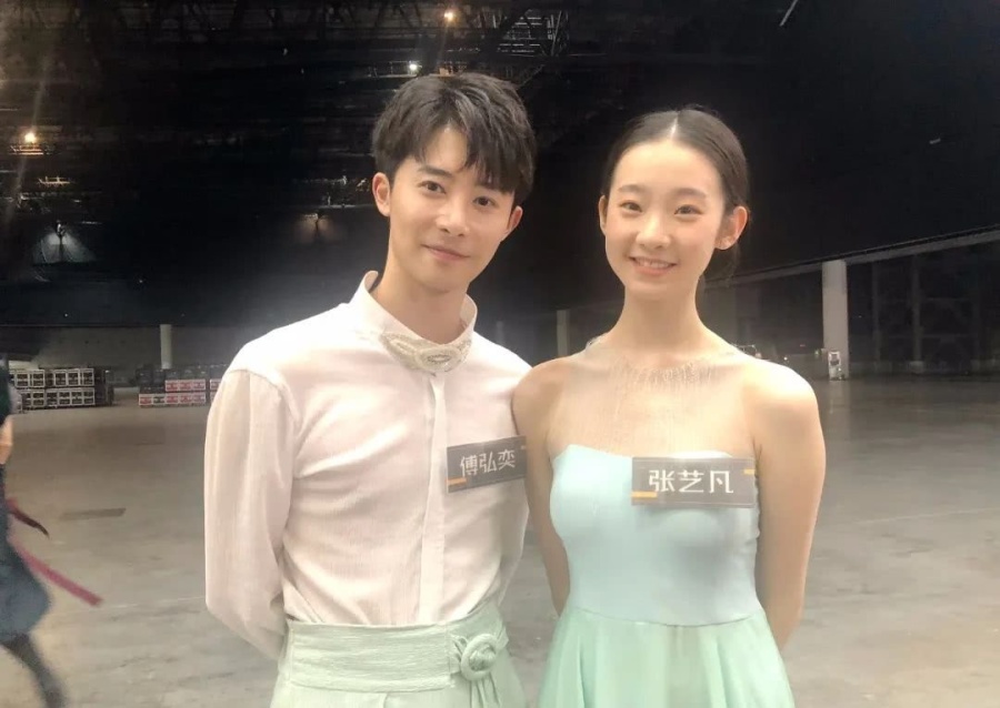 纯享版芭蕾舞《追光者》表演:张艺凡傅弘奕高颜值组合震撼全场如仙女
