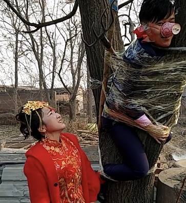 农村婚礼恶搞,新郎惨被众人用胶布绑在树上,还被打扮成猪八戒