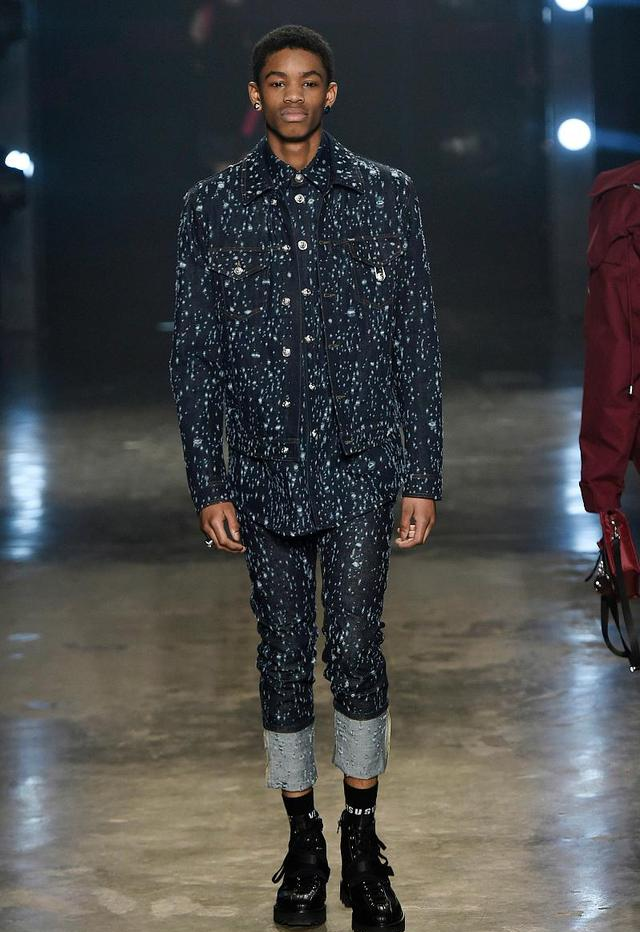 杜兰特总决赛负伤后,他没有挑选再次留队,二是加盟代理的篮网