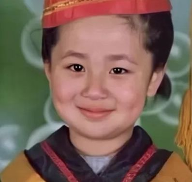 可是没想到小时候的迪丽热巴,五官竟然也那么精致,简直可以当模