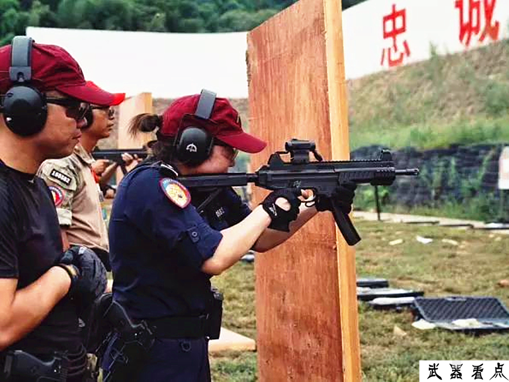 军事丨国产新型jh16-1冲锋枪,设计上紧跟潮流,具备名枪特点