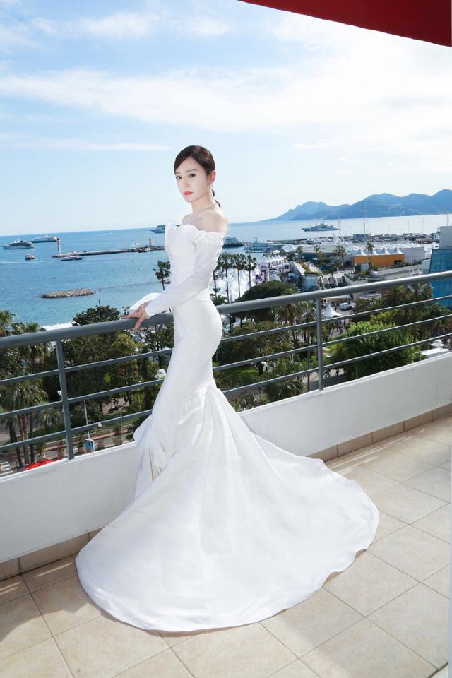 秦岚身材原来这么好,鱼尾裙拖地丝柔顺滑,侧身曲线迷人