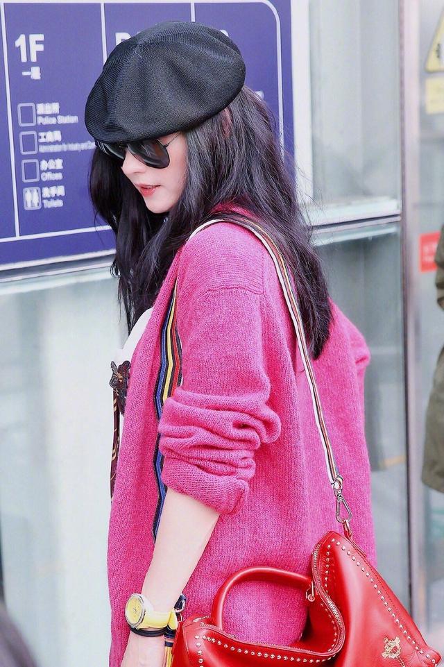 有一种巨星魅力叫张柏芝走机场,穿针织外套戴贝雷帽,从头美到脚