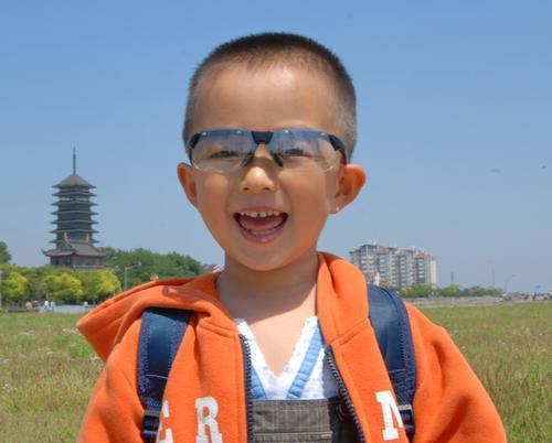 潘长江的基因被女儿躲过,外孙却完美继承,隔代传到底有多厉害?