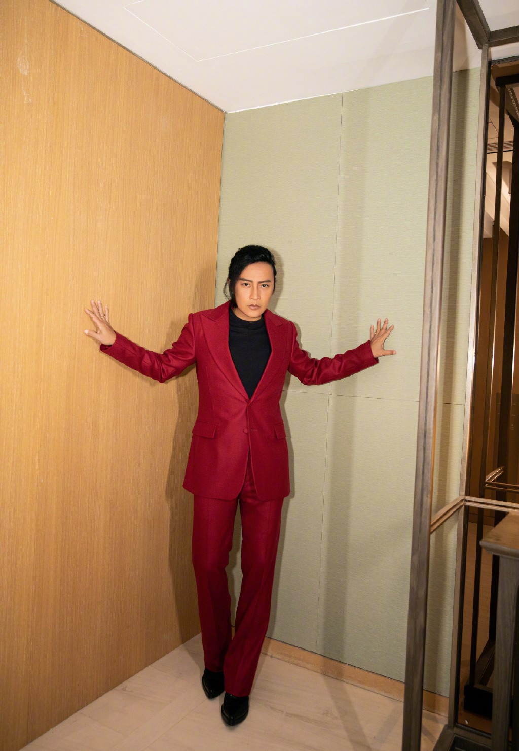 《还珠格格》中他是尔泰,今穿金色印花西装配短靴,复古霸气