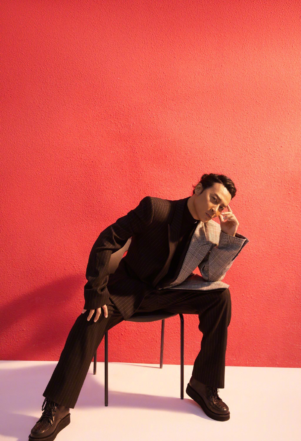 《还珠格格》中他是尔泰,今穿金色印花西装配短靴,复古霸气